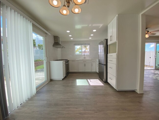 Building Photo - Modern Elegance in North Clairemont! Updat...
