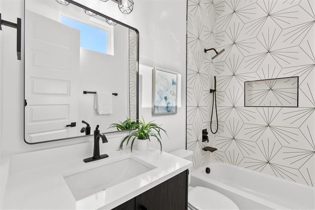 Building Photo - 723 W 10th St