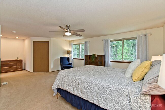 Building Photo - Charming 4 Bedroom home with fenced yard a...