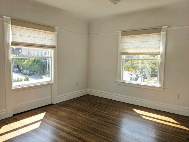 Building Photo - Spacious 4+ Bedroom House in Jordan Park with 2-Car Parking