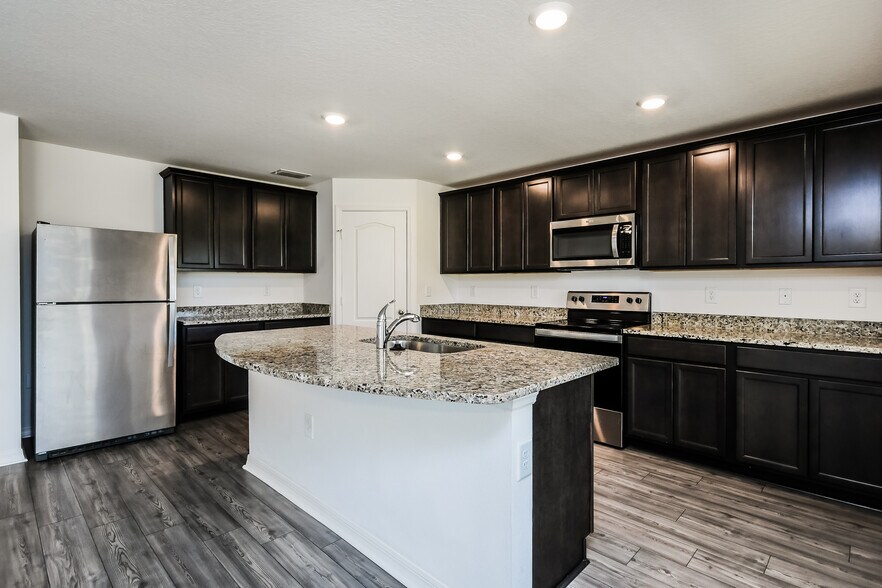 Building Photo - 1375 Swan Lake Cir