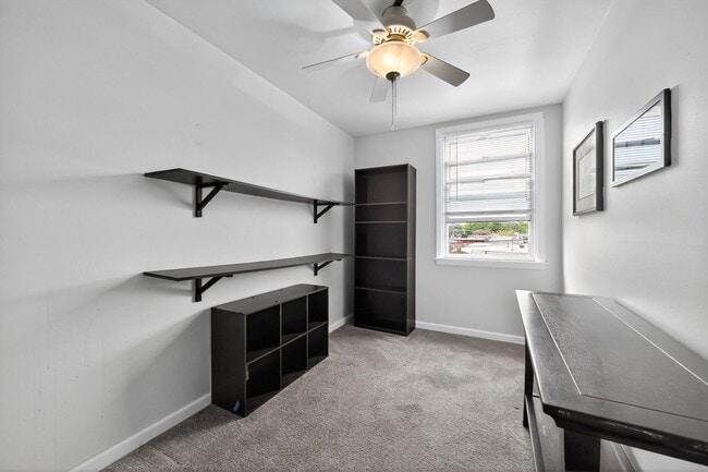 Building Photo - 3 Bedroom, 1 Bath Smart Fully Furnished To...