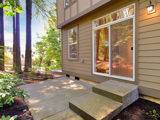 Building Photo - Pristine Spacious 3 Bedroom Lake Oswego Townhome | Skylights, High Ceilings, and Mt. Park Trails ...