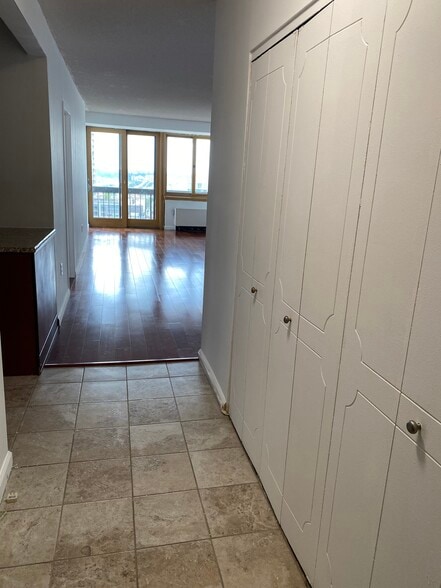 Building Photo - 45 River Dr S