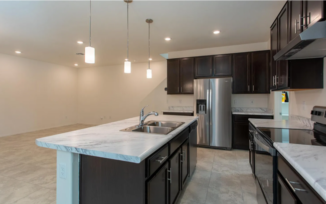 Building Photo - Beautiful 4 bedroom 2.5 bath home