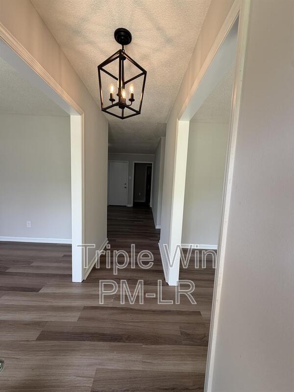 Building Photo - 33 Single Oaks Dr