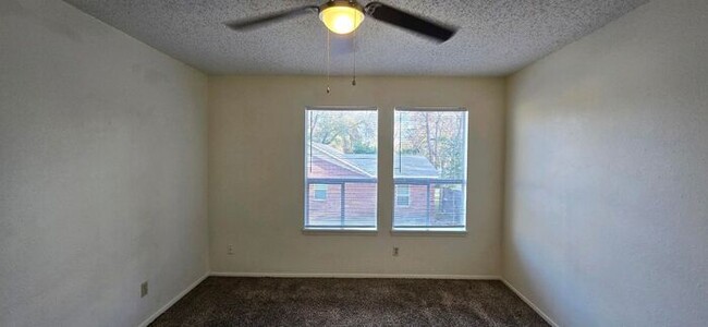 Building Photo - Tour Today! Newly Updated 2/1.5 Townhome i...