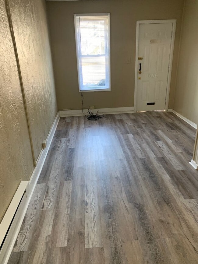 Building Photo - Recently updated Reading City 2 bedroom to...