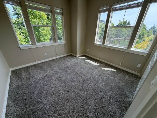 Building Photo - Beautifully Updated 3-Bed, 2.5-Bath Home in Prime Wilsonville Location! - Water/Sewer/Trash Included