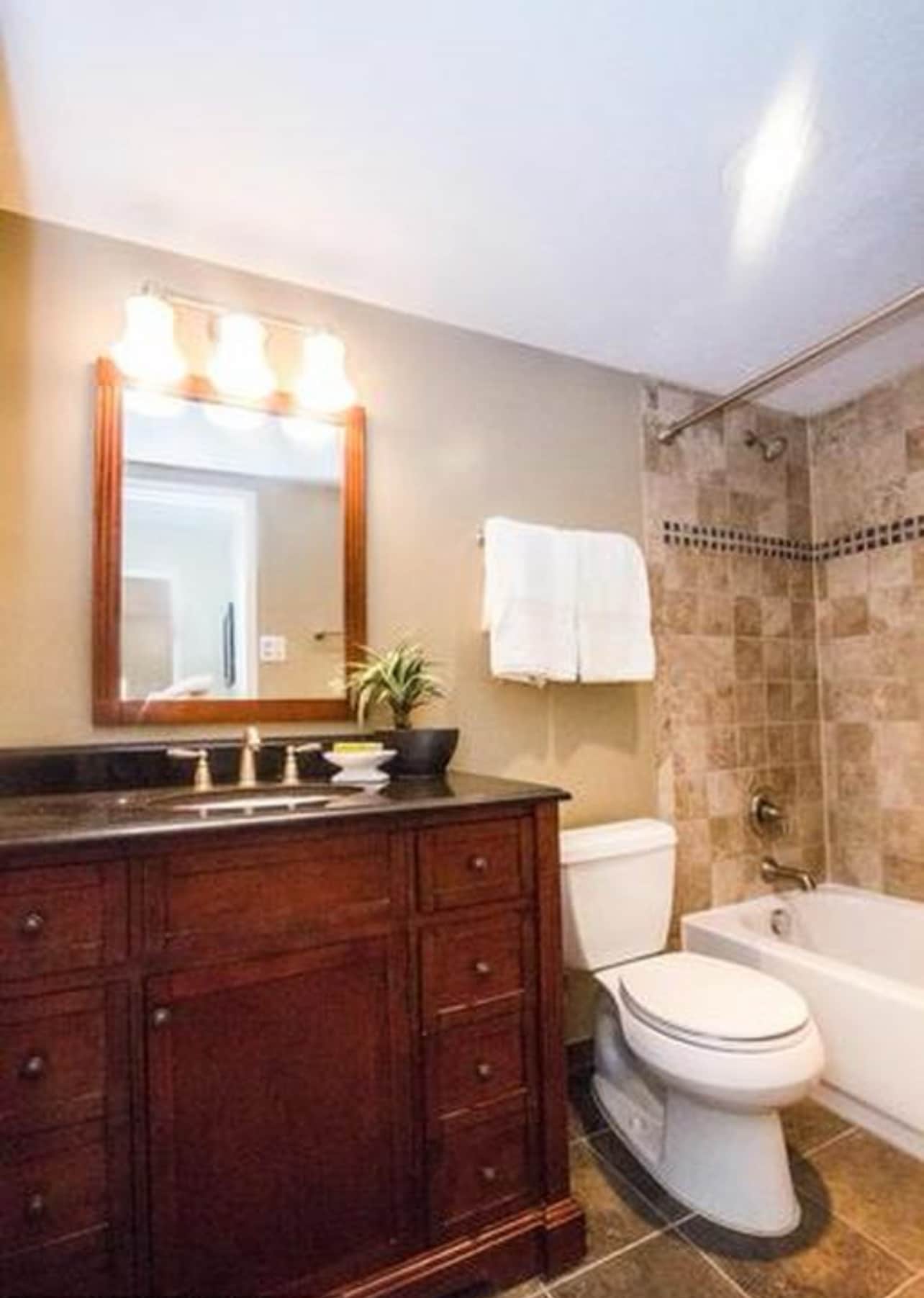 Full Bathroom - 2030 N Adams St