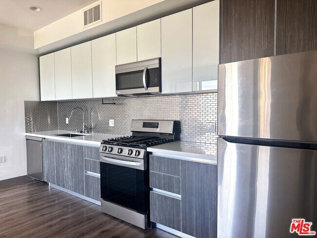 Building Photo - 552 N Hobart Blvd