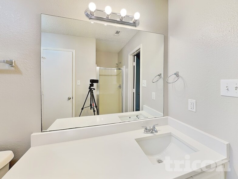 Building Photo - 327 Moss Hill Dr
