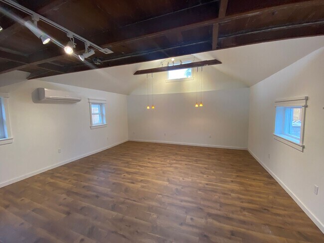 Building Photo - Beautiful 2 bedroom home in Chaffee Park with Huge Studio