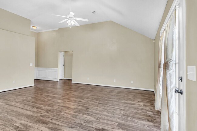 Building Photo - 3 Bedroom 2 Bathroom Home in Hampton Place...