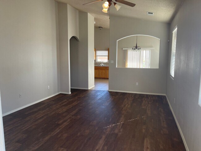 Building Photo - Great 3 Bedroom Home