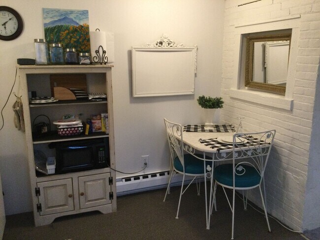 Building Photo - Charming Cottage in Newportville