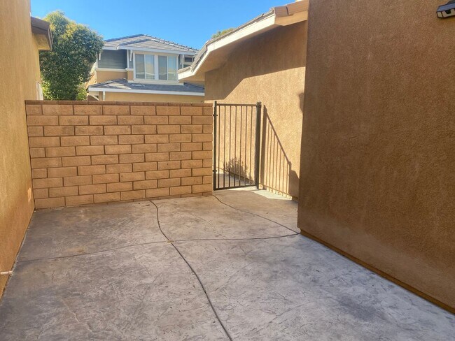 Building Photo - Palmdale 3 Bedroom -Available Now!