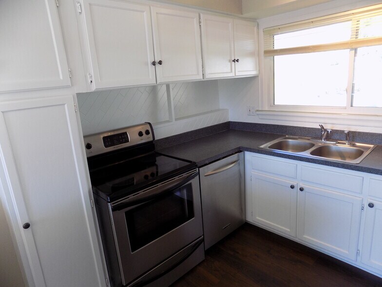 Building Photo - 2505 Maplewood Dr