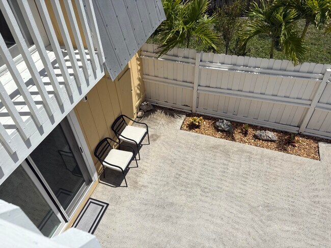 Building Photo - 141 E Riverside Dr