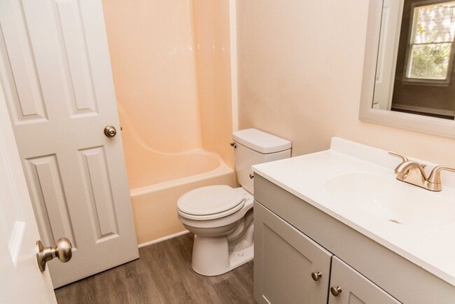 Building Photo - 3 Bedroom 2 Bath End Unit!