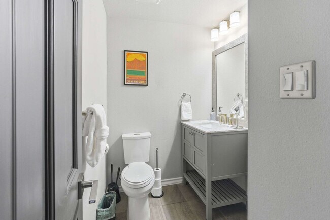 Building Photo - 12511 Chapel Bell St