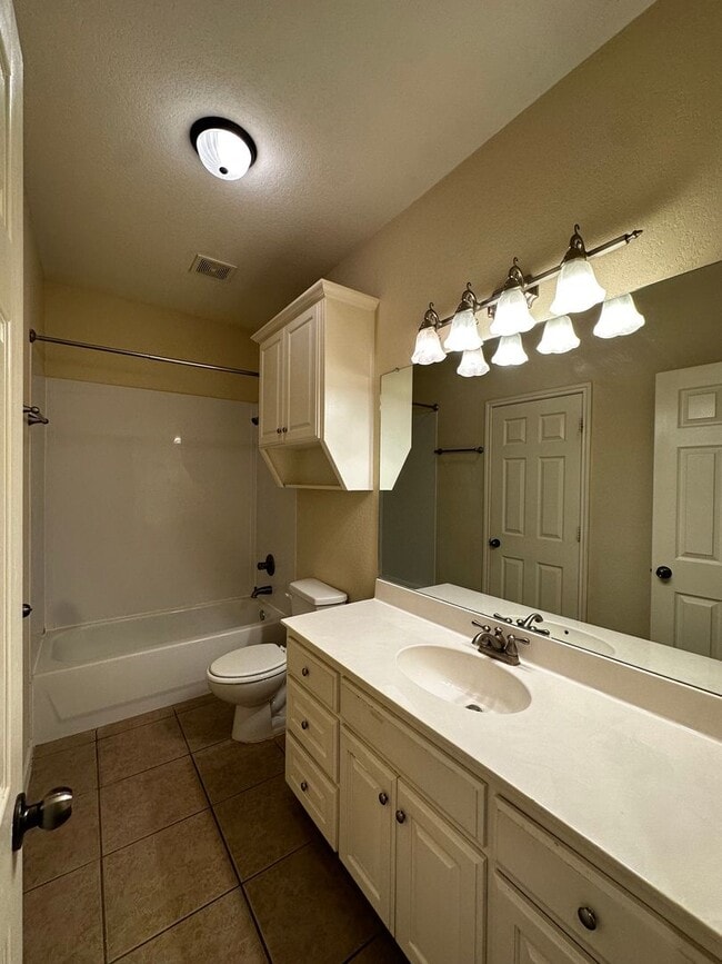 Building Photo - Spacious 5/4 House with Open Floor Plan Near Campus!