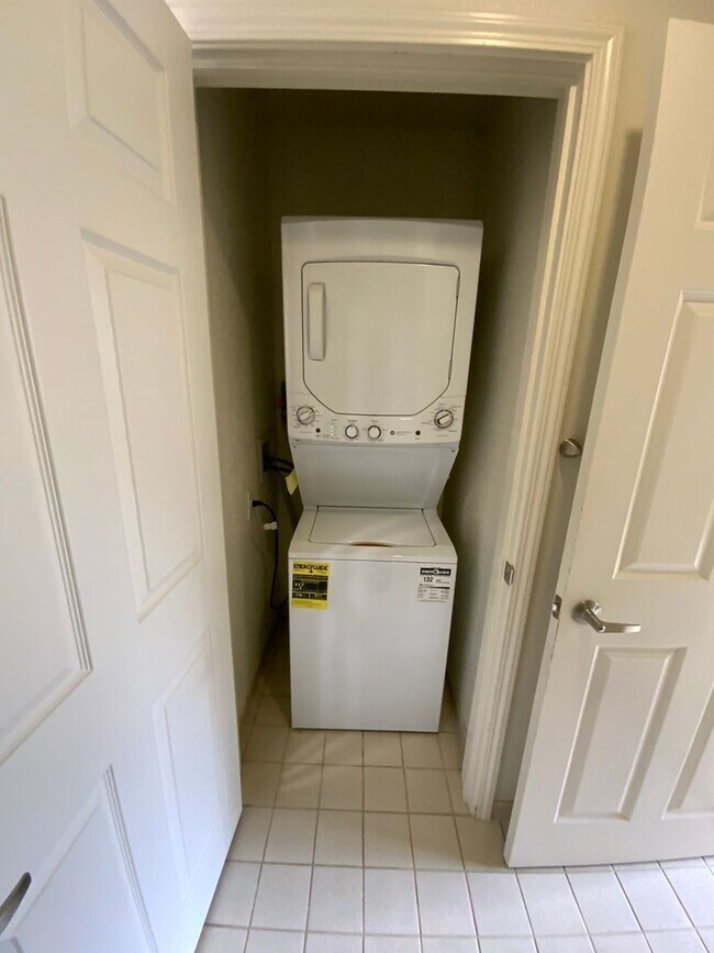 Building Photo - Spacious 2BD/2BA Apartment With Private Ba...