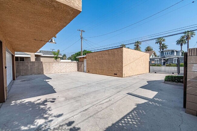 Building Photo - "Chic & Spacious 2-BR Gem in Covina: Modern Living with 2 Full Baths!"
