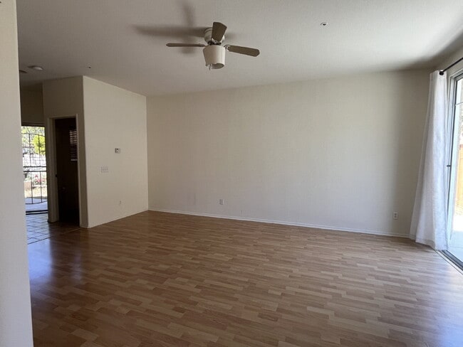 Building Photo - "Charming 3-Bed, 2.5-Bath Home in Oxnard –...
