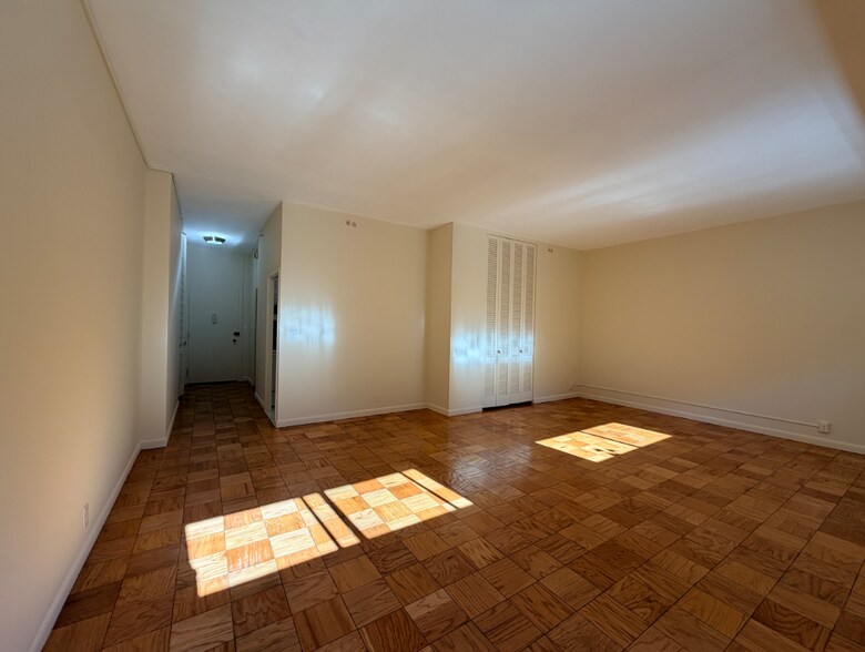 Building Photo - 16 Monmouth Ct