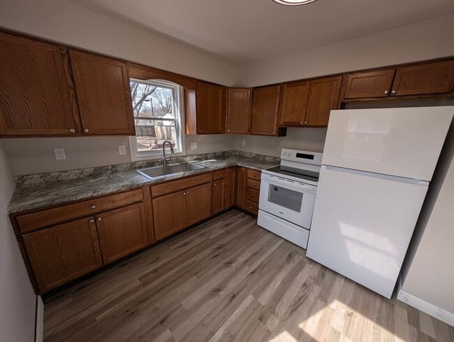Building Photo - 3 Bedroom, 1 Bathroom house with garage an...