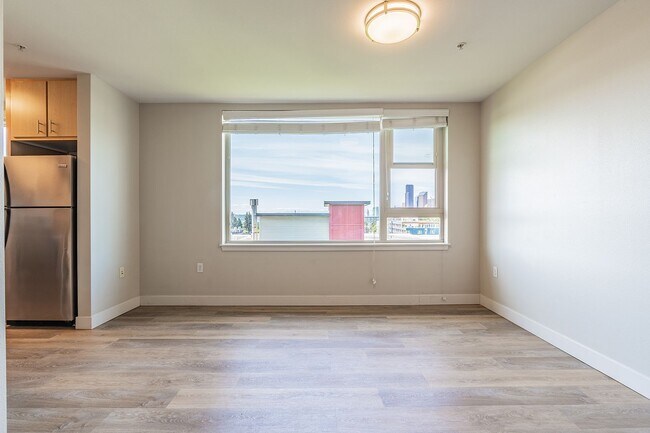 Building Photo - Huge Central Area Studio with PARKING and ...