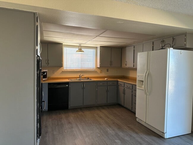 Building Photo - Spacious home with RV parking in Spanish Springs