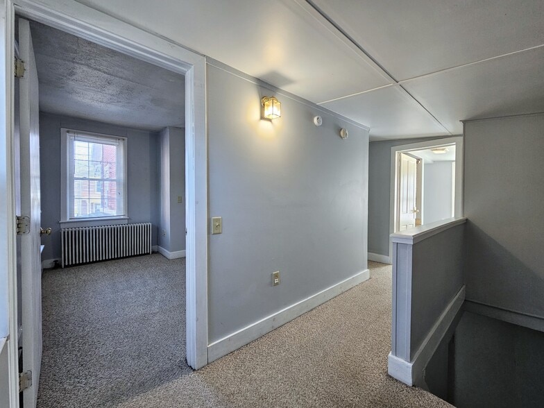 Building Photo - 1358 W Main St