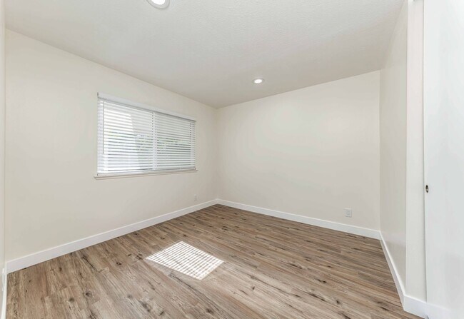 Building Photo - Spacious Single-Family Home with Yard!