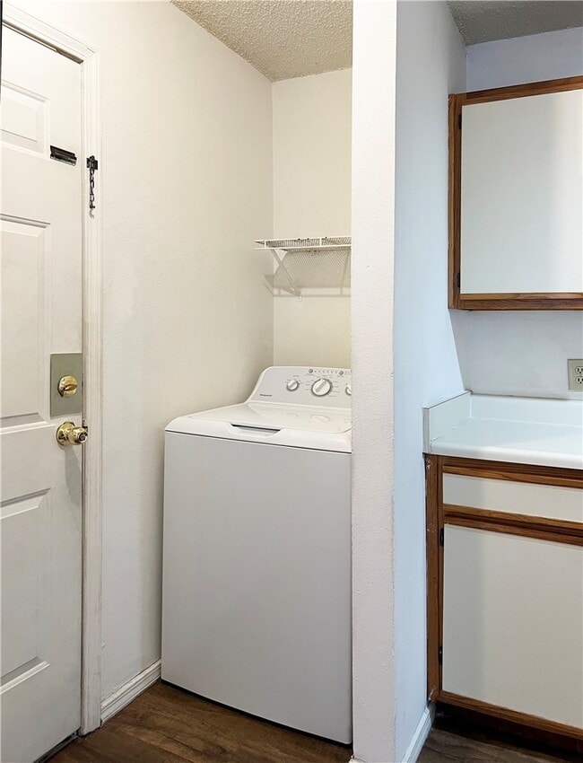 Building Photo - 5900 Samantha St