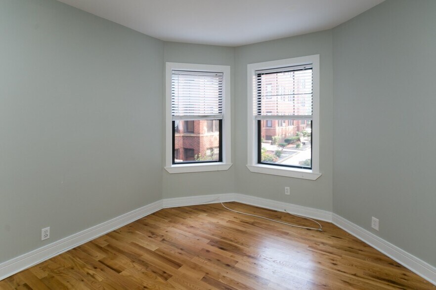 Building Photo - 4418 N Wolcott Ave