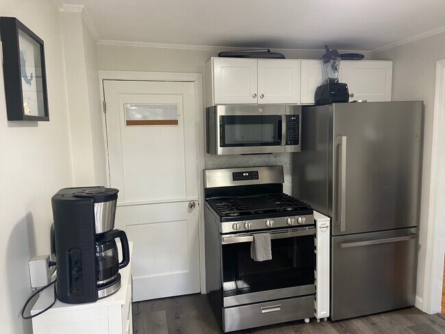 kitchen - 32 Saratoga Rd