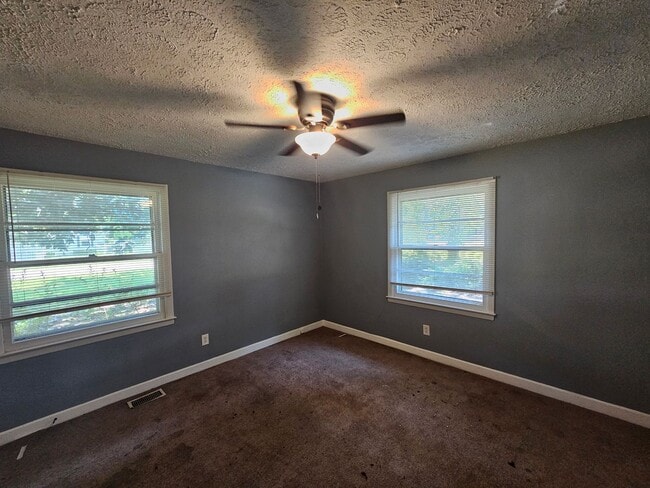 Building Photo - New Listing