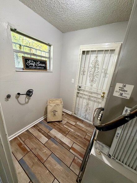 Building Photo - 704 W 13th St