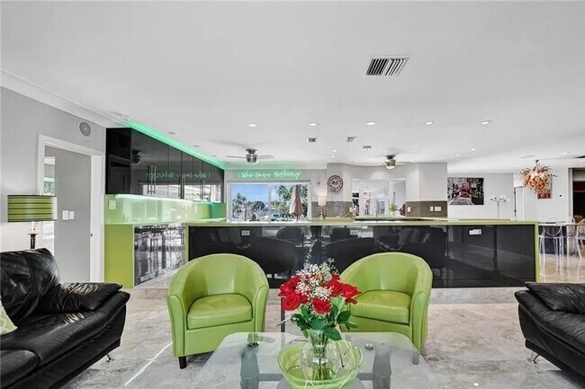 Building Photo - 2830 NE 55th St