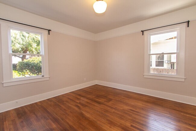 Building Photo - Charming North Park 2 Bedroom with Washer/Dryer, Backyard & Parking!