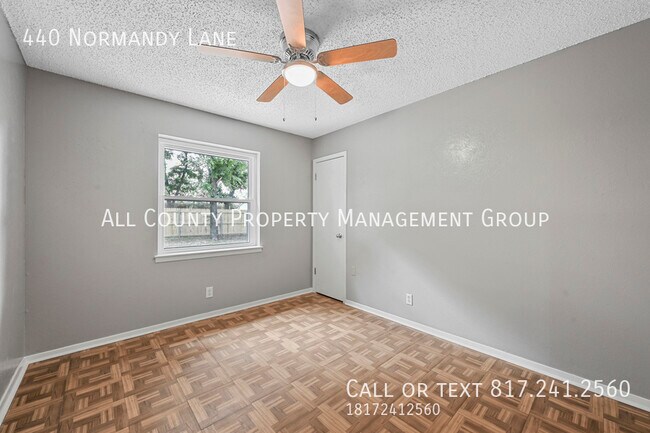 Building Photo - 440 Normandy Ln
