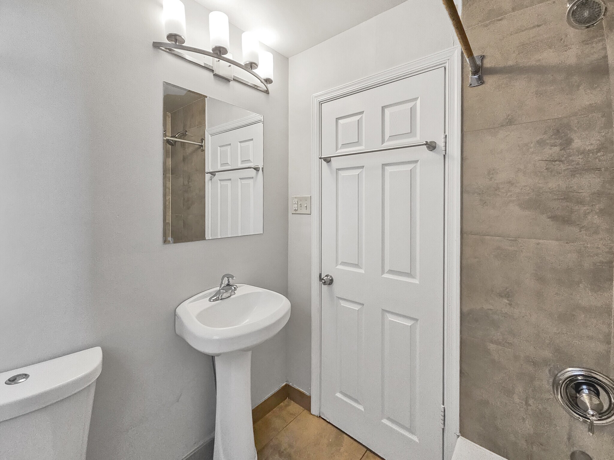 Building Photo - 637 N 32nd St