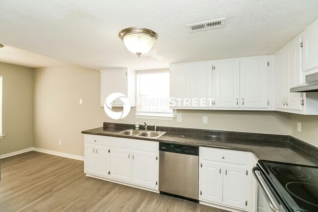 Building Photo - 3 Bedroom Pet-Friendly Home in College Park, GA with Main Street Renewal