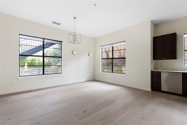 Building Photo - 707 Cardinal Ln