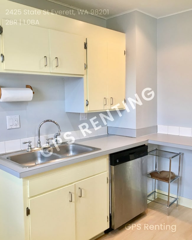Building Photo - Classic 2 bedroom 1 bathroom bungalow!