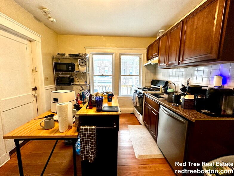 Building Photo - 9 Radnor Rd