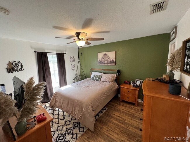 Building Photo - 1211 W Newbury St