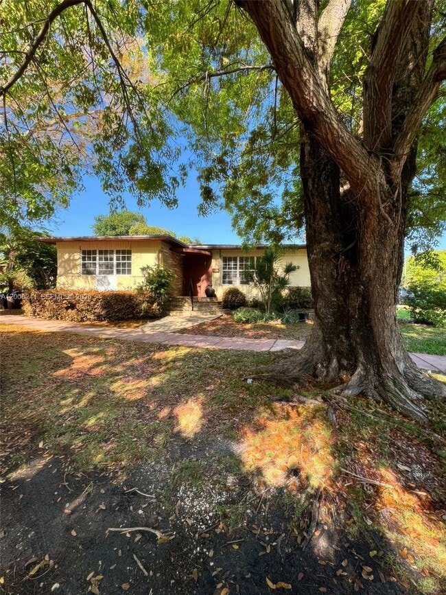 Building Photo - 4582 Royal Palm Ave